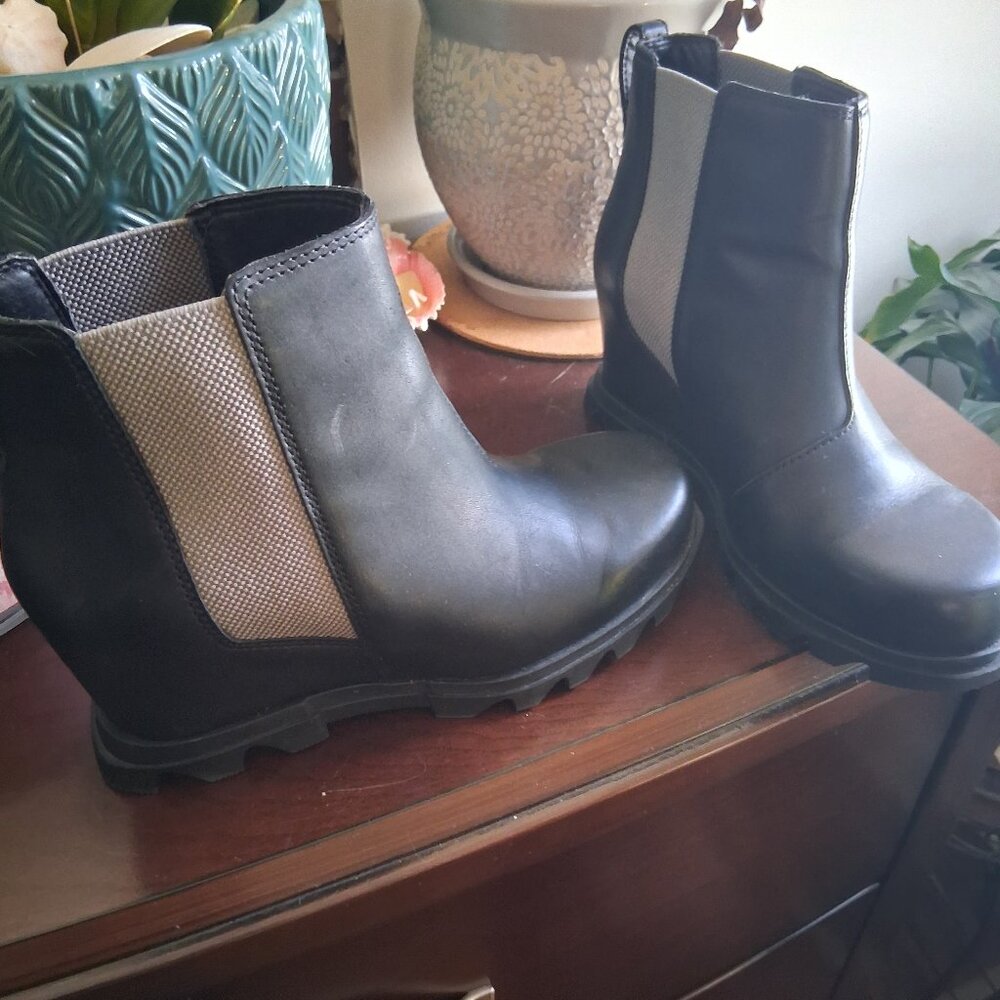 Sorel Women's Joan of Arctic Wedge III Chelsea Boots in black leather